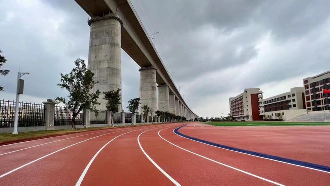 广东塑胶跑道厂家丨学校的无溶剂全塑型自结纹塑胶跑道能用多久？(图1)