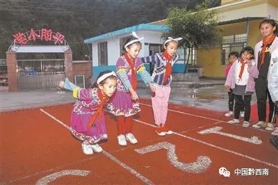 望谟县平朗小学 县道变跑道 校园成乐园