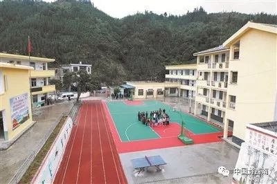 望谟县平朗小学 县道变跑道 校园成乐园(图6)