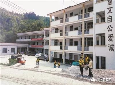 望谟县平朗小学 县道变跑道 校园成乐园(图5)