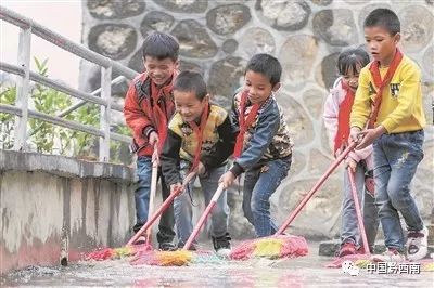 望谟县平朗小学 县道变跑道 校园成乐园(图8)